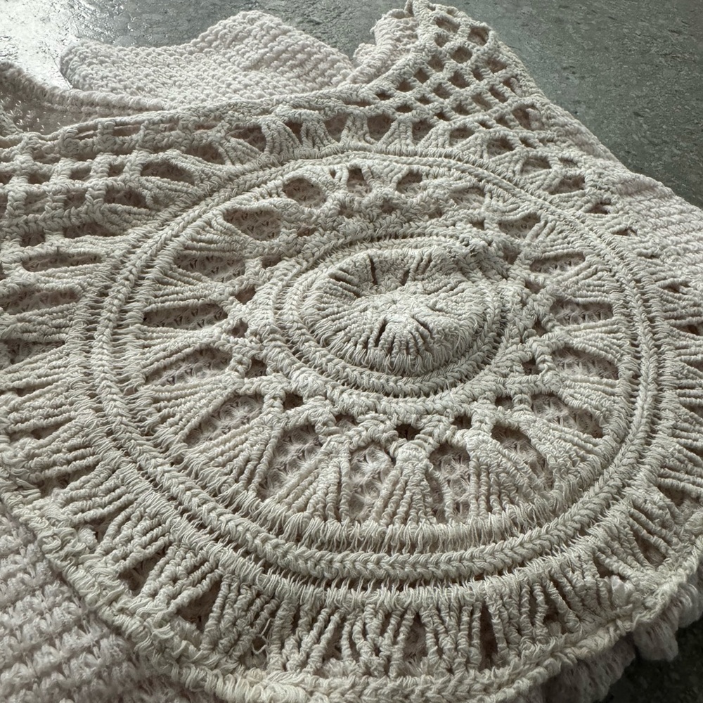 GORGEOUS Crochet Back Design Sweater - Picture 6 of 7